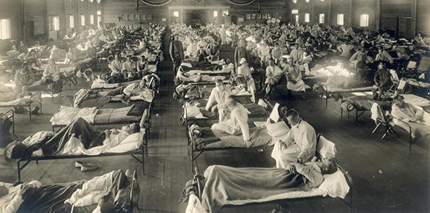 来自堪萨斯州莱利堡的士兵在芬斯顿营的医院病房里感染了西班牙流感