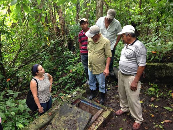 Sarah Romano和尼加拉瓜的水委员会成员在一口井边